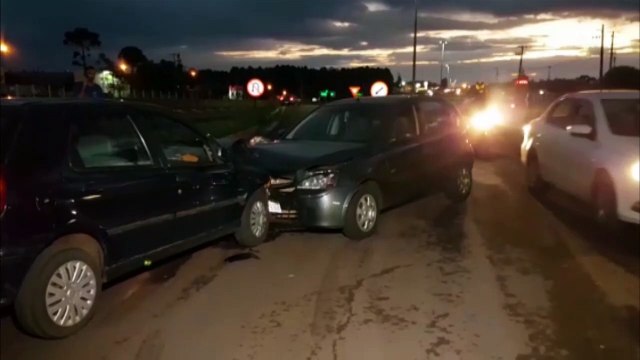 Colisão frontal é registrada na marginal da BR-277
