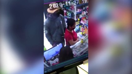 Câmera flagra ladrão empurrando vítima em assalto