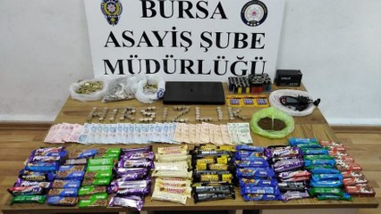 Marketten çelik kasa ve çikolata çalan hırsızlar yakalandı