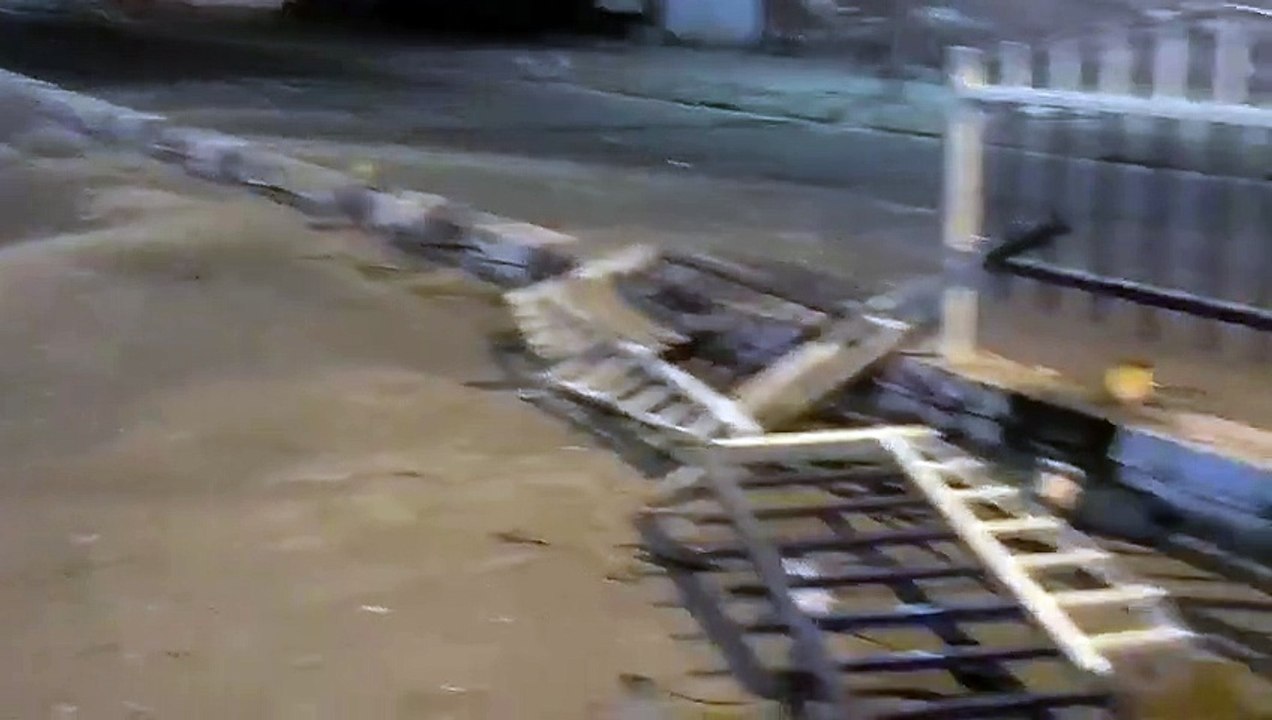 BRTS की रेलिंग तोड़ते हुए दूसरी लेन में आ गई कार...