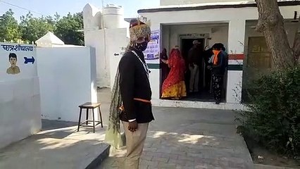 Video: कहीं लगी लम्बी कतारें, तो कहीं नहीं दिखी भीड़