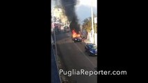 Puglia: auto in fiamme con piccola esplosione, i Vigili del Fuoco spengono l'incendio in 40 secondi - video