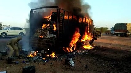 किराणा सामान से भरे चलते ट्रक में भीषण आग