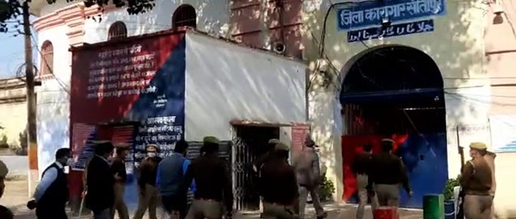 जिला प्रशासन ने सांसद आजम खान की बैरक का किया निरीक्षण