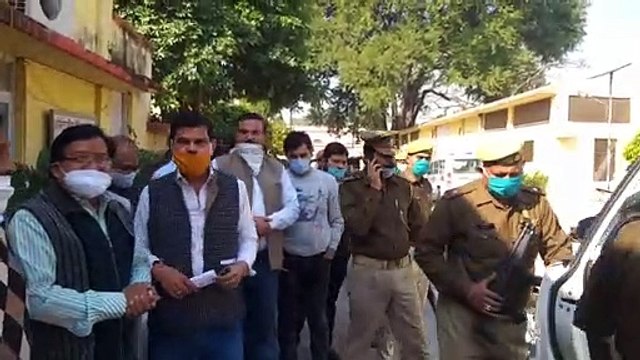 अवैध वसूली को लेकर व्यापारी डीएम से मिलने पहुंचे