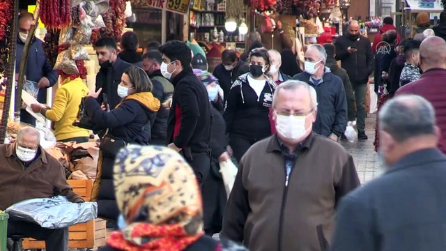 İSTANBUL - Sokağa çıkmasına kısıtlama getirilen 65 yaş ve üstü vatandaşlar sahile akın etti