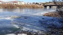 ARDAHAN - Kura Nehri'nin yüzeyi buzla kaplandı