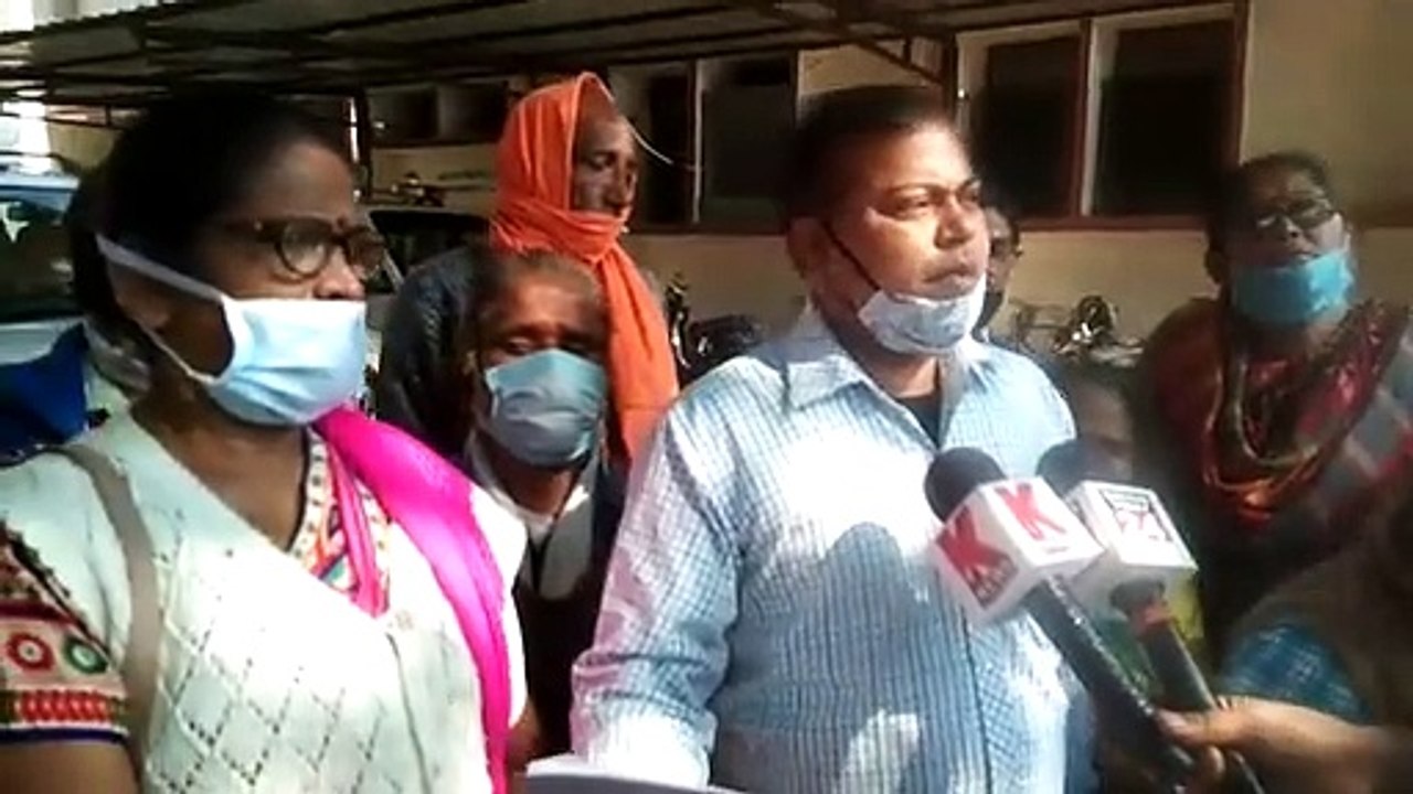 महिला उत्पीड़न को लेकर मुख्यमंत्री के नाम सम्बोधित ज्ञापन जिलाधिकारी को सौंपा