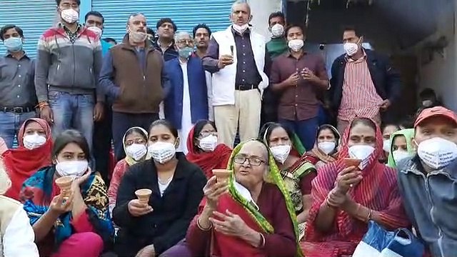 बेघरों को आवास दो, योगी बाबा होश में आओ, गरीबों को मत तड़पाओं के नारे लगाए गए