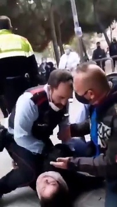 Los Mossos reducen a una joven con una pistola Tasser
