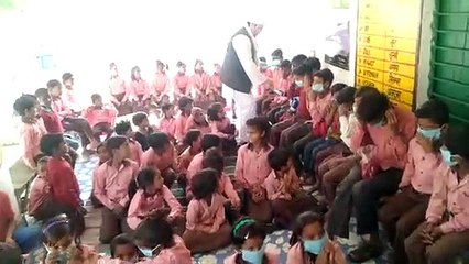 Tải video: प्राथमिक विद्यालय मुगलीपुर में निःशुल्क स्वेटर वितरण किया