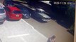 Caminhão atinge retrovisor de carro estacionado e internauta procura pelo condutor