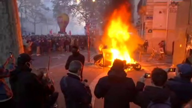 Loi sécurité globale: nouvelles scènes de tensions à proximité de la place de la Bastille à Paris