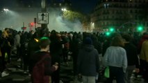 Loi sécurité globale: des affrontements compliquent la dispersion des manifestants place de la Bastille