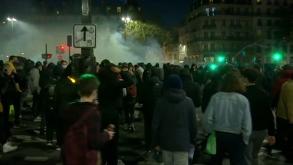 Loi sécurité globale: des affrontements compliquent la dispersion des manifestants place de la Bastille
