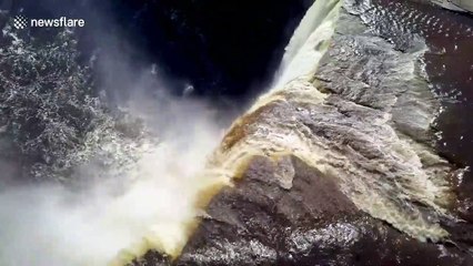 Il réalise un plongeon vertigineux en Kayak dans une cascade de 33m de haut