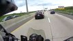 Le beau geste d'un motard qui prend beaucoup de risques sur l'autoroute...