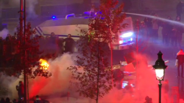 Loi sécurité globale: à Paris, les forces de l'ordre utilisent des canons à eau pour disperser la foule