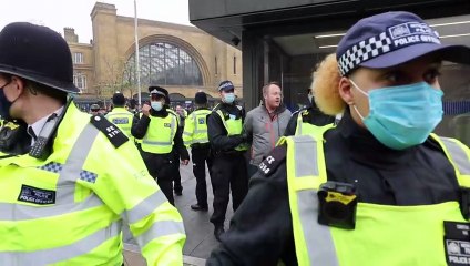 Скачать видео: Prisões em Londres em protestos contra as restrições