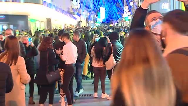 Las calles de Madrid se llenan en el primer fin de semana con luces de Navidad
