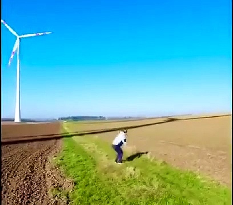 Sauter avec l'ombre d'une éolienne
