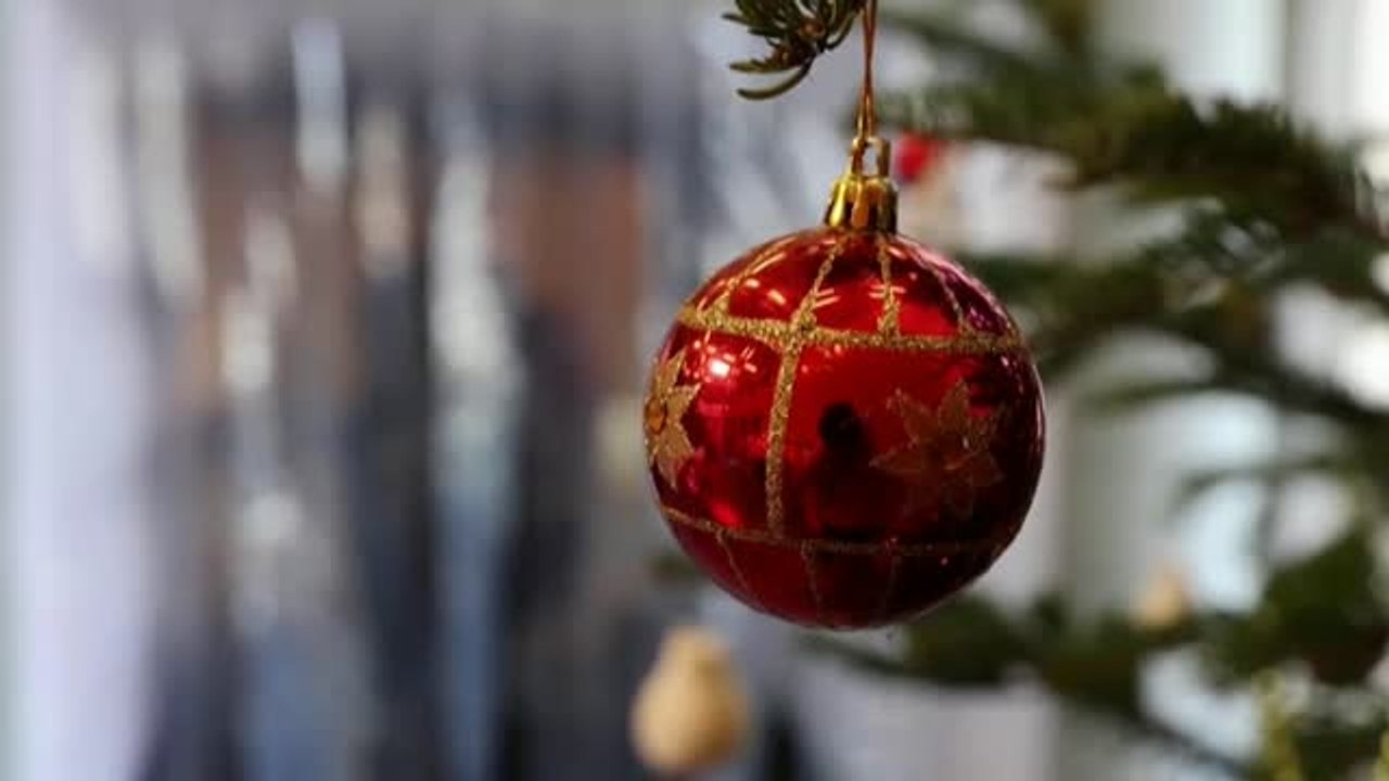 Una residencia en Francia instala una 'burbuja de los abrazos' para personas mayores