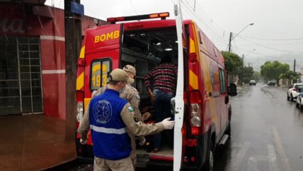 Homem fica ferido ao se envolver em acidente entre carro e moto