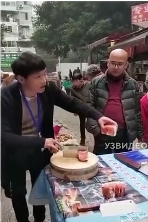 Un vendeur qui triche se fait griller par un passant