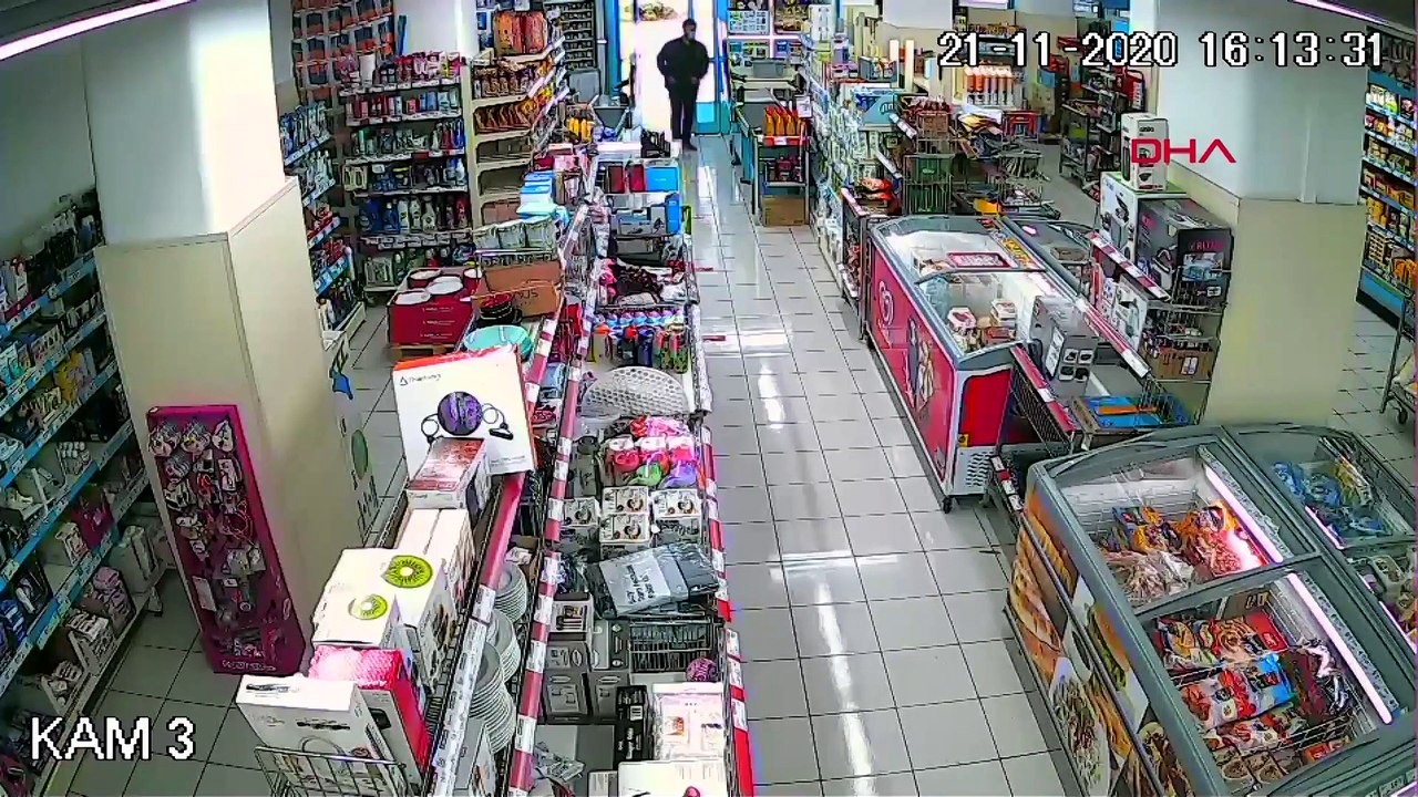 Marketi soymaya giren hırsız çalışanı tebrik ed...