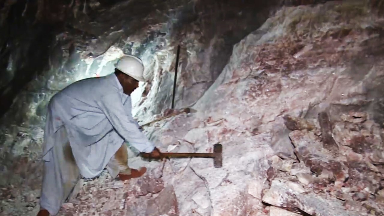 باكستان.. مناجم الملح مقصد للسياح وللمرضى المصابين بالربو