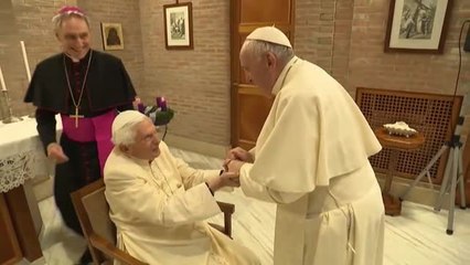 El Papa Francisco visita al ex Papa Benedicto XVI con los nuevos cardenales