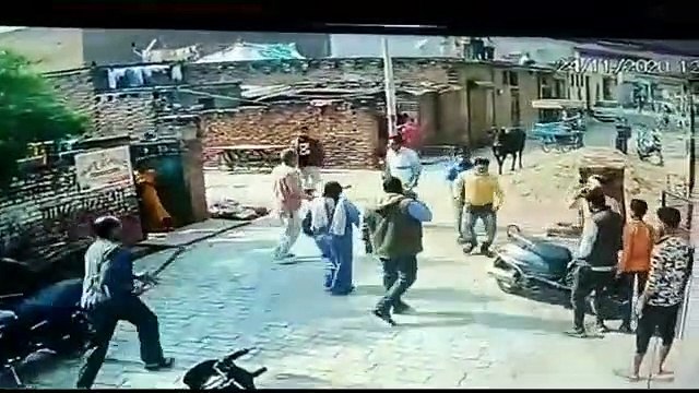मामूली विवाद में दबंगो ने लोगो पर खुलेआम तलवार और चापड़ से किया जनलेवा हमला, देखे वीडियो