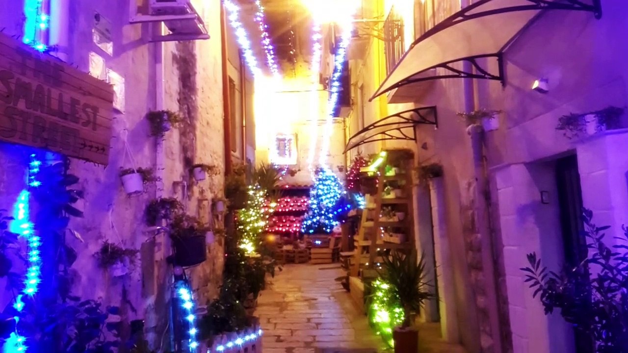 Natale nel centro storico di Andria: gli addobbi nel I Vicolo Casalino e la stradina più piccola al mondo (ovvero il I Vicolo San Bartolomeo)
