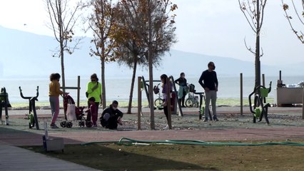 İZMİR - Ege'de sokağa çıkma kısıtlamasının bitmesiyle meydanlar hareketlendi