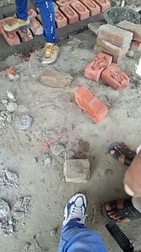 सरकारी निर्माण कार्य में किया जा रहा घटिया सामग्री का प्रयोग