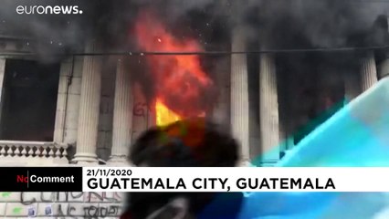 Flaschen und Steine auf Polizisten in Guatemala-Stadt