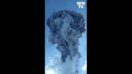Le mont Lewotolo entre en éruption en Indonésie et projette des cendres à 4 km de haut