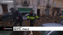 سیل در ساردنی ایتالیا خودروها را با خود برد