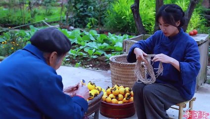 É uma montanha vermelha no outono, é natural fazer alguns caquis doces