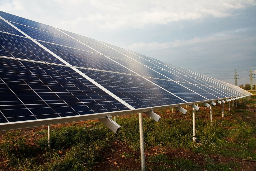 Escuela de EE.UU. instaló paneles solares para ahorrar dinero y mejorar el sueldo de sus maestros | La buena noticia