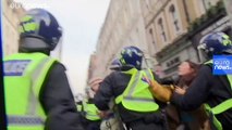 İngiltere'deki Covid-19 önlemleri karşıtı gösteride en az 150 kişi gözaltına alındı