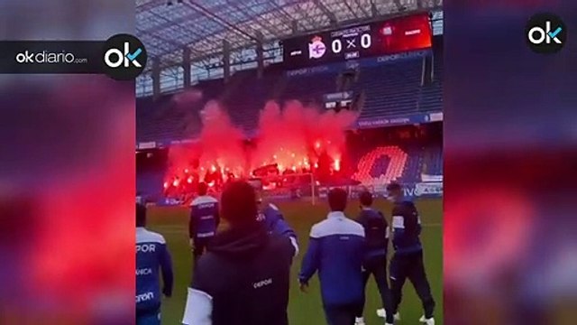 Los Riazor Blues homenajean con bengalas a Jimmy antes del partido del Deportivo en plena pandemia