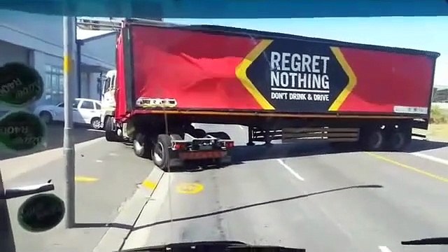 Ce camion se renverse avec toute sa cargaison de bière sur la route... Mauvaise journée