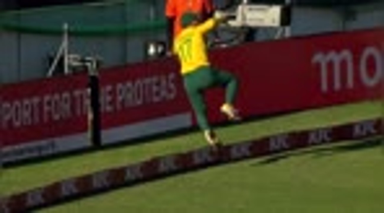 Hendricks makes staggering boundary catch for South Africa