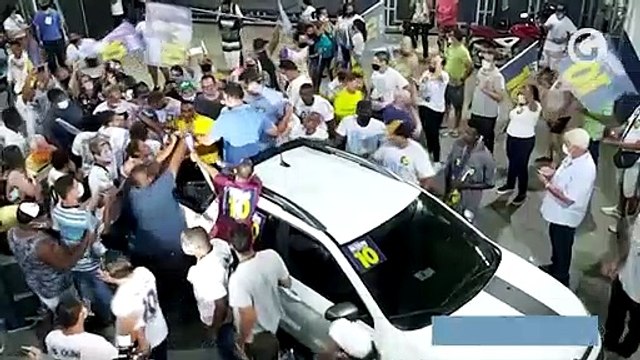 Lorenzo Pazolini chega para comemoração da vitória com aglomeração dentro do comitê