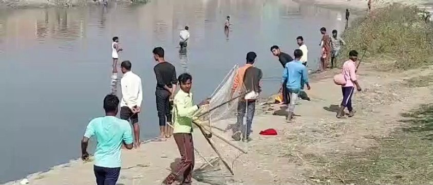 शाहजहांपुर: केमिकल से नदी मे मौत की नींद सोईं मछलियां, लोगों में मचा हुड़दंग