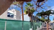 Así tapan con plásticos sus fachadas los hoteles de lujo de Canarias para que no se vean a los inmigrantes ilegales