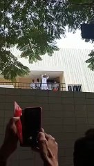 ராகவேந்திரா மண்டபத்தில் ரசிகர்களை நோக்கி கைகளை உயர்த்திய ரஜினி - வீடியோ