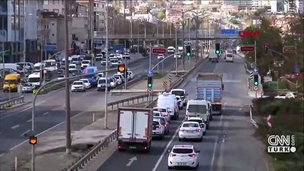 Üst geçit yerine trafiğin ortasından geçiyorlar | Video