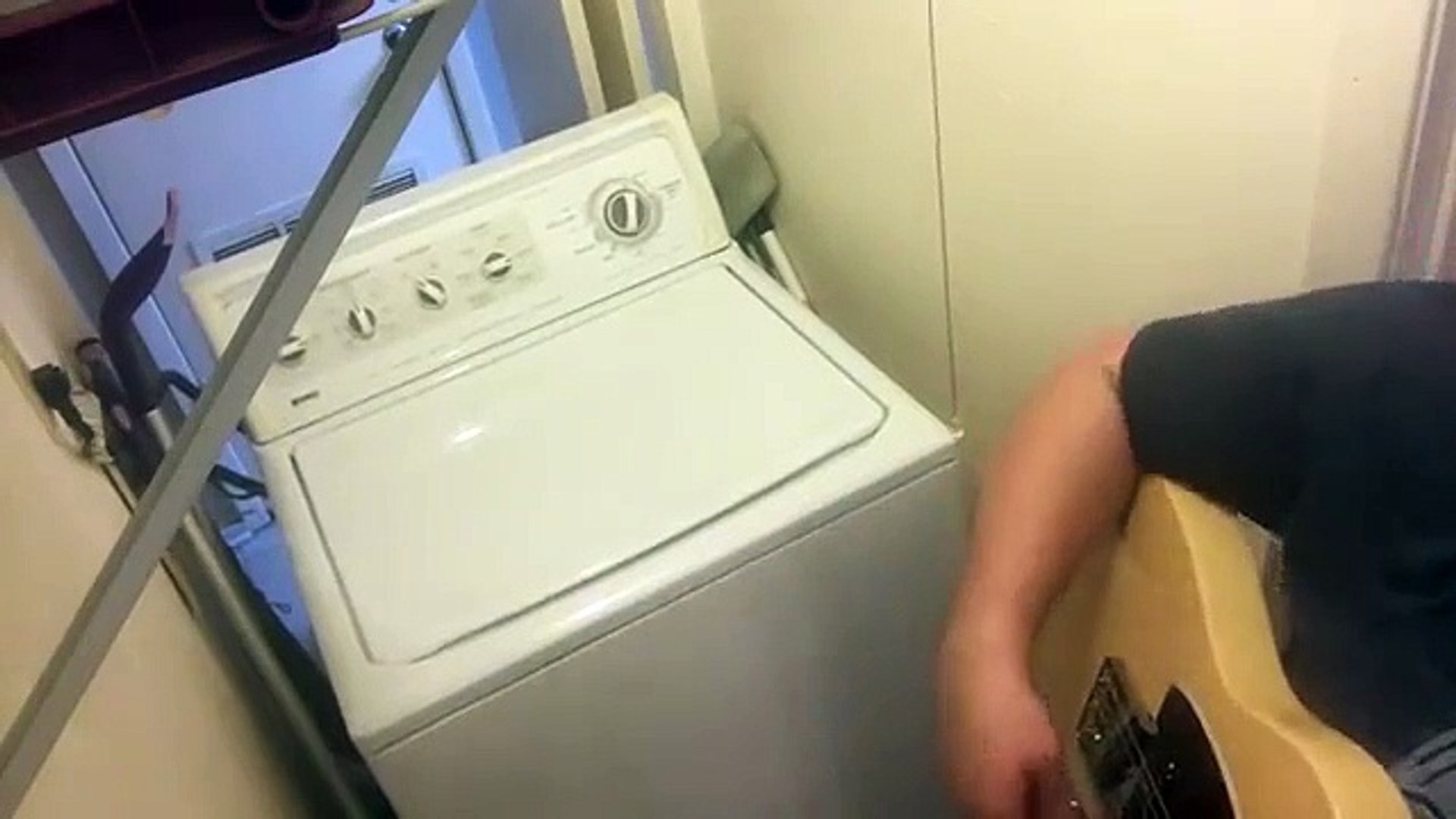 Il joue Thunderstruck d'AC/DC avec sa machine à laver en mauvais état -  Vidéo Dailymotion